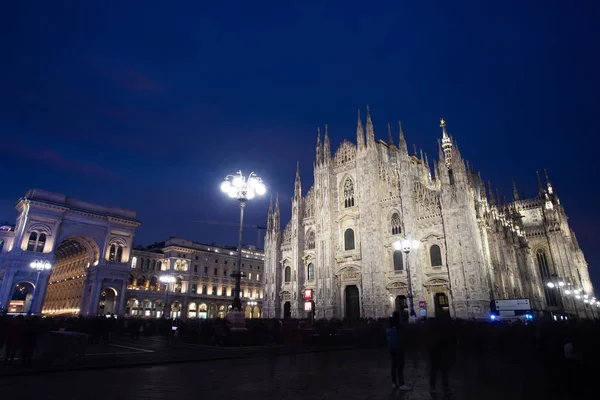 ミラノのドゥオモ・ディ・ミラノ(ミラノ大聖堂)の夜景. — ストック写真