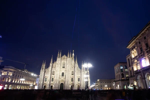 Noční pohled na katedrálu Duomo di Milano v Miláně. — Stock fotografie