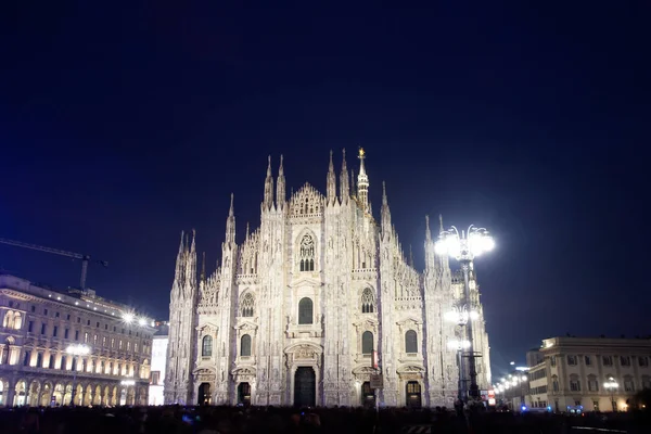 Vue de nuit du Duomo di Milano (Cathédrale de Milan) à Milan . — Photo