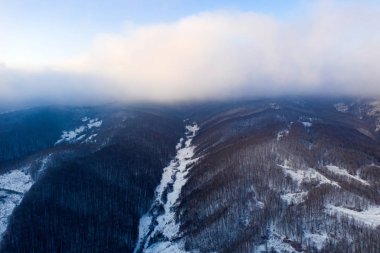 Transilvanya kışı insansız hava aracı görüntüsü.