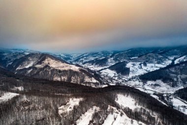 Transilvanya kışı insansız hava aracı görüntüsü.