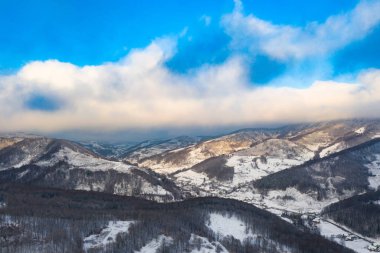 Transilvanya kışı insansız hava aracı görüntüsü.