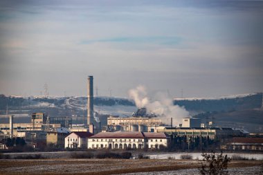 Dumanlı kimya fabrikası.