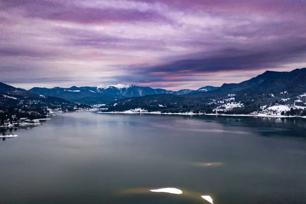 Magic foggy sunrise over Colibita lake at winter, Romania. — Stock Photo, Image