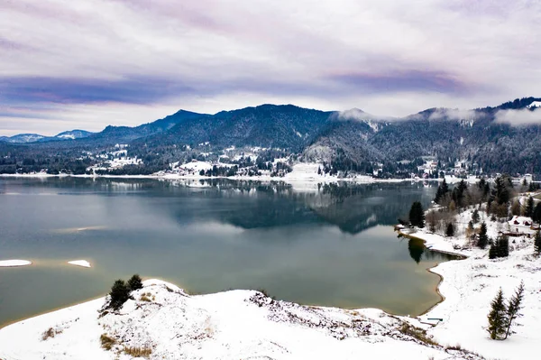 Magic foggy sunrise over Colibita lake in winter, Romania. — Stock Photo, Image