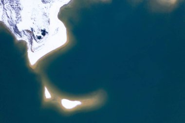 Kışın mavi suyla güzel göl manzarası.