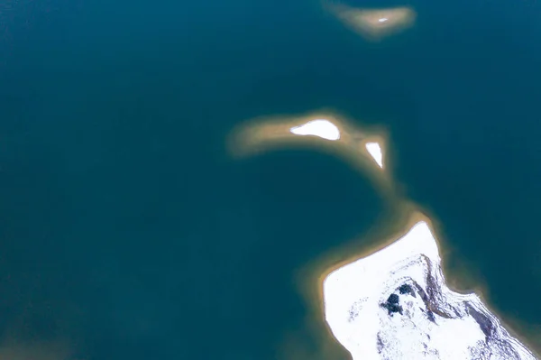 Drohne Blick auf schönen See mit blauem Wasser im Winter. — Stockfoto
