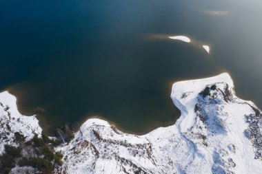 Kışın mavi suyla güzel göl manzarası.