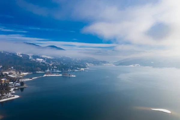 Magic foggy sunrise over Colibita lake in winter, Romania. — Stock Photo, Image