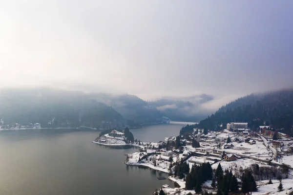 Romanya 'nın Colibita Gölü üzerinde kışın sihirli sisli gün doğumu. — Stok fotoğraf