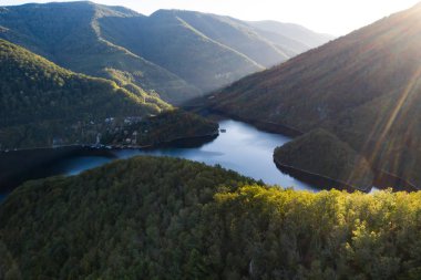 Gün batımında dağlarda mavi göl.
