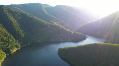 Gün batımında güzel mavi sulak dağ gölünün üzerinde uçuyor..