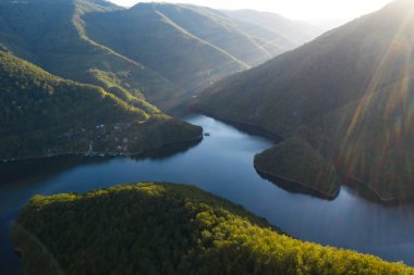 Gün batımında dağlarda mavi göl.