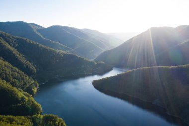 Gün batımında dağlarda mavi göl.