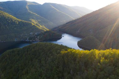 Gün batımında dağlarda mavi göl.