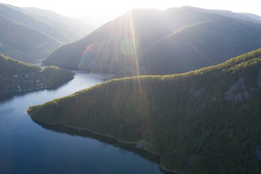 Gün batımında dağlarda mavi göl.