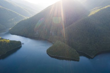 Gün batımında dağlarda mavi göl.