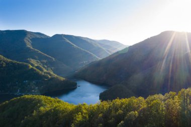 Gün batımında dağlarda mavi göl.