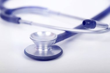 Beyaz arkaplanda steteskop