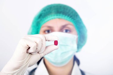 Kırmızı ilaçlı doktor..