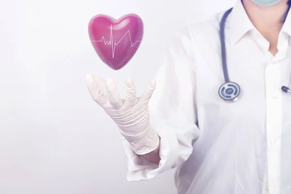 Médico segurando coração vermelho . — Fotografia de Stock