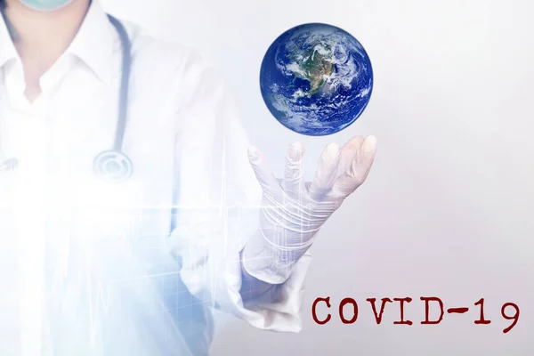 コロナウイルス Covy コロナウイルス病2019 ドクターが地球惑星を手に持ってる この画像の要素はNasaによって提供されています — ストック写真