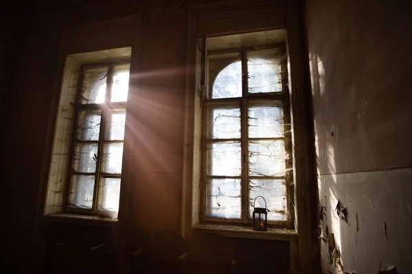 Моторошне Світло Свічок Старому Вікні Павутиною Концепція Жахів Хеллоуїна — стокове фото