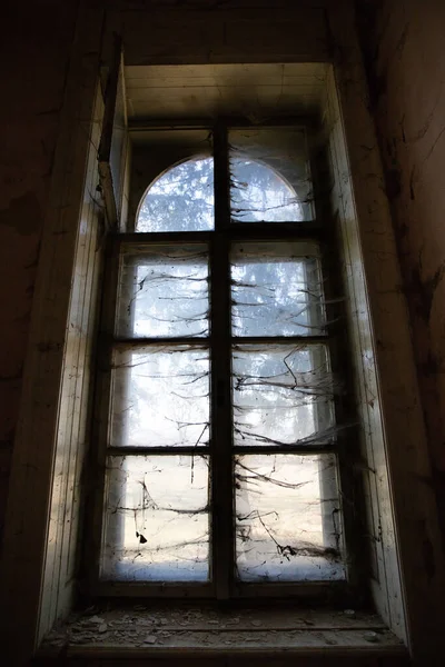 Antigo Edifício Abandonado Com Teia Aranha Perto Janela Conceito Horror — Fotografia de Stock