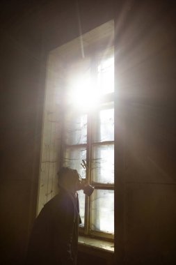 Yıkılmış bir binada gaz maskeli kıyamet sonrası hayatta kalanlar. Çevresel afet kavramından sonraki umut.