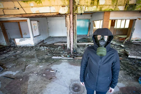 Sobrevivente Apocalíptico Pós Apocalíptico Máscara Gás Edifício Arruinado Desastre Ambiental — Fotografia de Stock