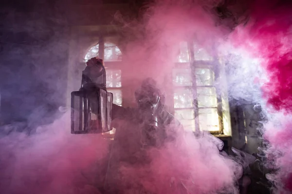 在烟雾中戴着防毒面具的末日后幸存者 环境灾难 世界末日的概念 — 图库照片