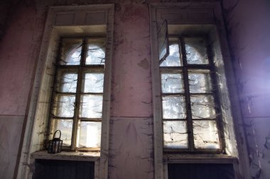 Örümcek ağlı, eski bir pencerenin içindeki ürkütücü mum ışığı. Korku ve Cadılar Bayramı kavramı.