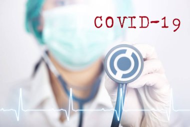 COVID-19 - Coronavirus hastalığı - 2019-nCoV, WUHAN Corona virüsü. Stetoskop tutan doktor. Yazıt Coronovirüs COVID-19