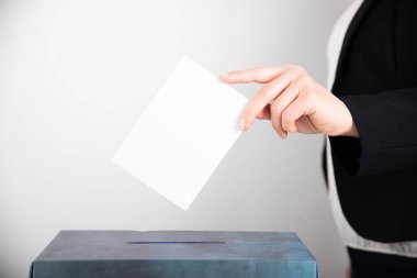 Oy sandığına oy veren bir seçmenin eli. Seçim kavramı.