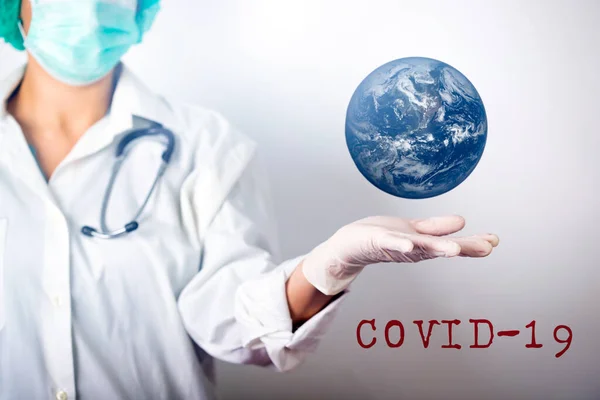 コロナウイルス Covy コロナウイルス病2019 ドクターが地球惑星を手に持ってる この画像の要素はNasaによって提供されています — ストック写真