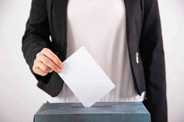 Mâna Unui Alegător Care Votează Urnele Vot Conceptul Alegerilor — Fotografie, imagine de stoc