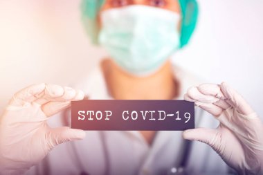 Doktor koronavirüsü durdurmak için savaşıyor. Coronavirus hastalığı - 2019-ncov. Dünya çapında salgın, tehlikeli virüs, bakteri konsepti.