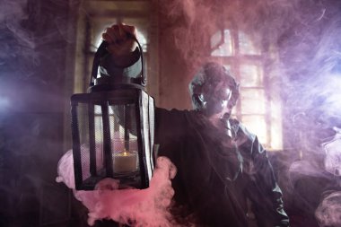 Gaz maskeli, dumanlı kıyamet sonrası hayatta kalanlar. Çevre felaketi, mahşer kavramı.