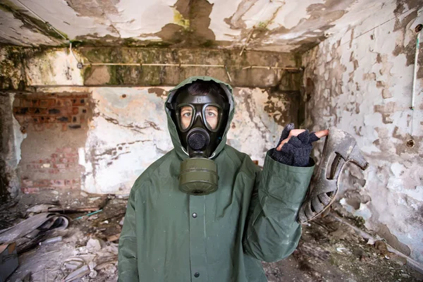 Superviviente Post Apocalíptico Con Máscara Gas Edificio Ruinas Desastre Ambiental — Foto de Stock