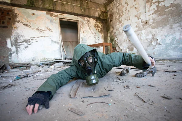 Gaz Maskeli Kıyametten Kurtulan Biri Yıkılmış Bir Binada Yardım Istiyor — Stok fotoğraf