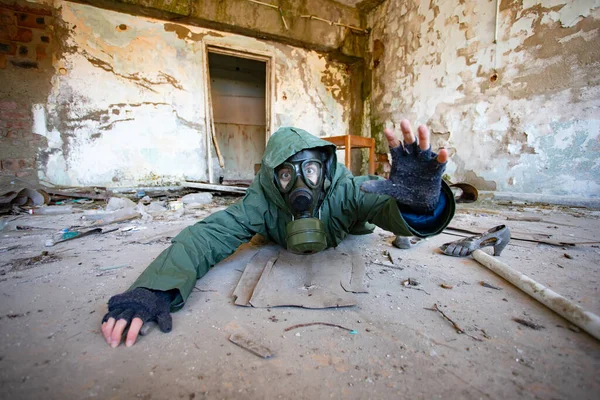 Survivant Post Apocalyptique Sous Masque Gaz Demandant Aide Dans Bâtiment — Photo