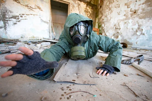 戴着防毒面具的世界末日后幸存者在一座被毁的大楼里寻求帮助 环境灾难 世界末日的概念 — 图库照片