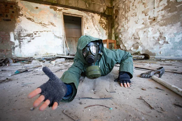 Gaz Maskeli Kıyametten Kurtulan Biri Yıkılmış Bir Binada Yardım Istiyor — Stok fotoğraf