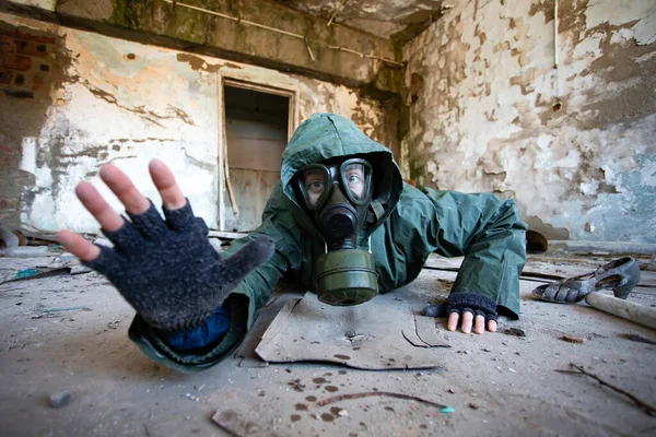 戴着防毒面具的世界末日后幸存者在一座被毁的大楼里寻求帮助 环境灾难 世界末日的概念 — 图库照片