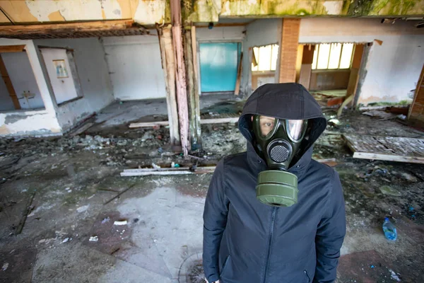Survivant Post Apocalyptique Sous Masque Gaz Dans Immeuble Ruine Catastrophe — Photo