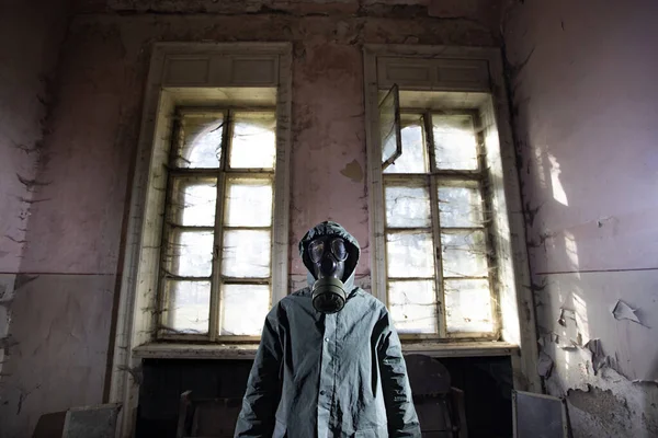 在一座被毁的建筑里 一个戴着防毒面具的世界末日后幸存者 环境灾难 世界末日的概念 — 图库照片