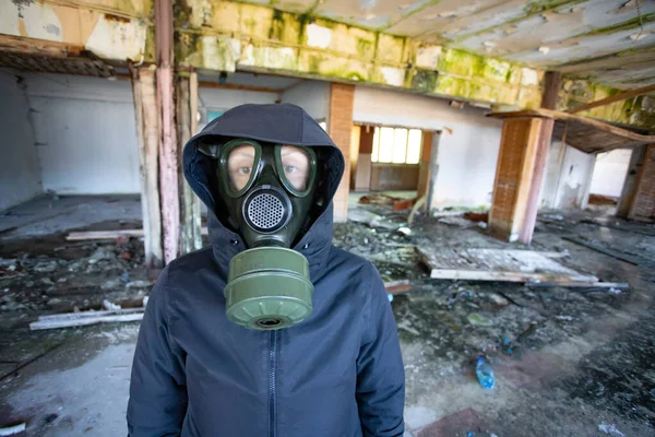 Μετα Αποκαλυπτικός Επιζών Μάσκα Αερίου Ένα Κατεστραμμένο Κτίριο Περιβαλλοντική Καταστροφή — Φωτογραφία Αρχείου