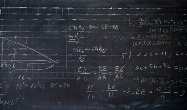 Karatahta bilimsel formüller ve matematik hesaplamalarıyla kazınmış. Bilim ve eğitim geçmişi.