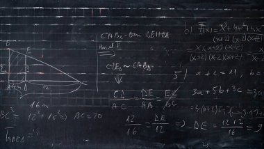 Karatahta bilimsel formüller ve matematik hesaplamalarıyla kazınmış. Bilim ve eğitim geçmişi.