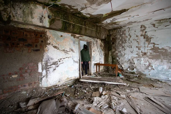 Superviviente Post Apocalíptico Con Máscara Gas Edificio Ruinas Desastre Ambiental — Foto de Stock